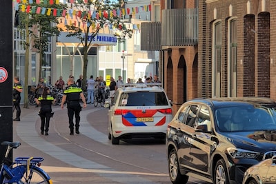 Winkel in Enschede ontruimd, politie houdt één persoon aan