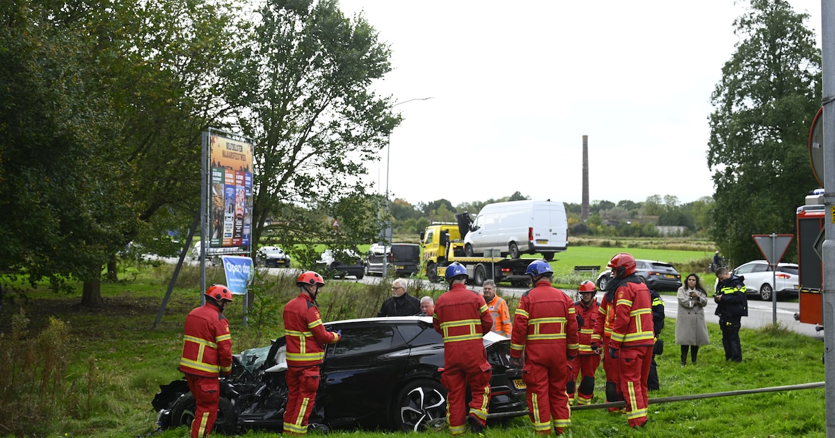 Auto komt in botsing met vrachtwagen op N360 bij Delfzijl