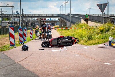Scooters botsen frontaal op elkaar op Vondelingenweg in Rotterdam, traumahelikopter gealarmeerd