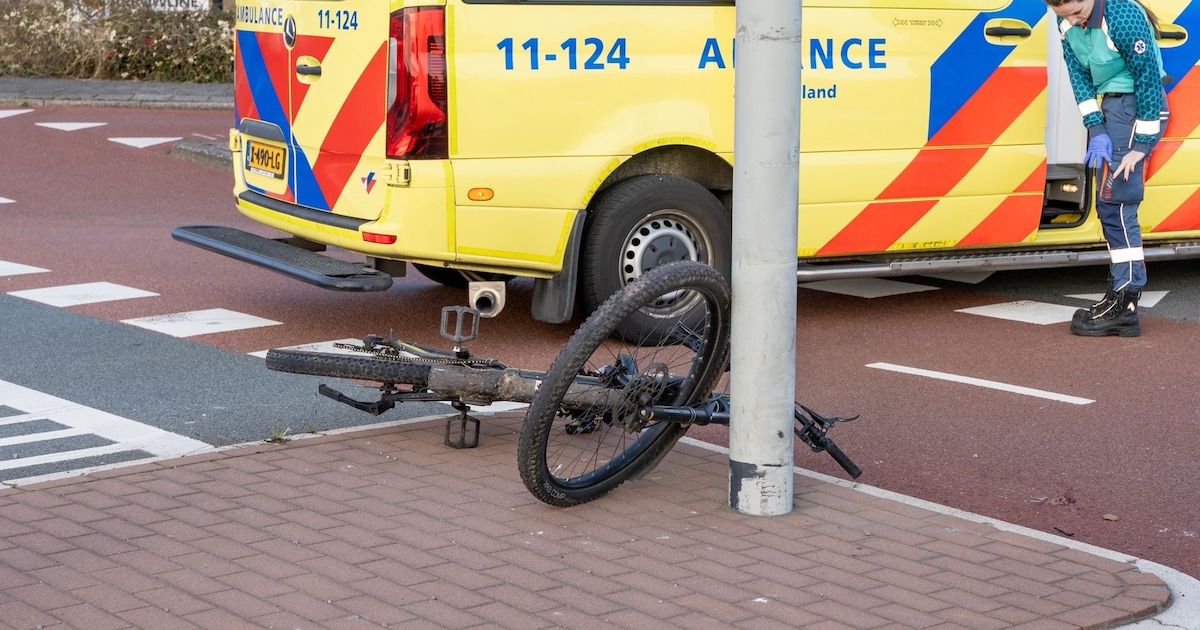 Fietser klapt tegen lantaarnpaal in Beverwijk en raakt gewond