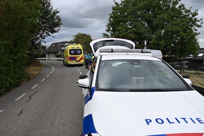 Botsing tussen bestelbusje en motor op Polderdijk in Herwen