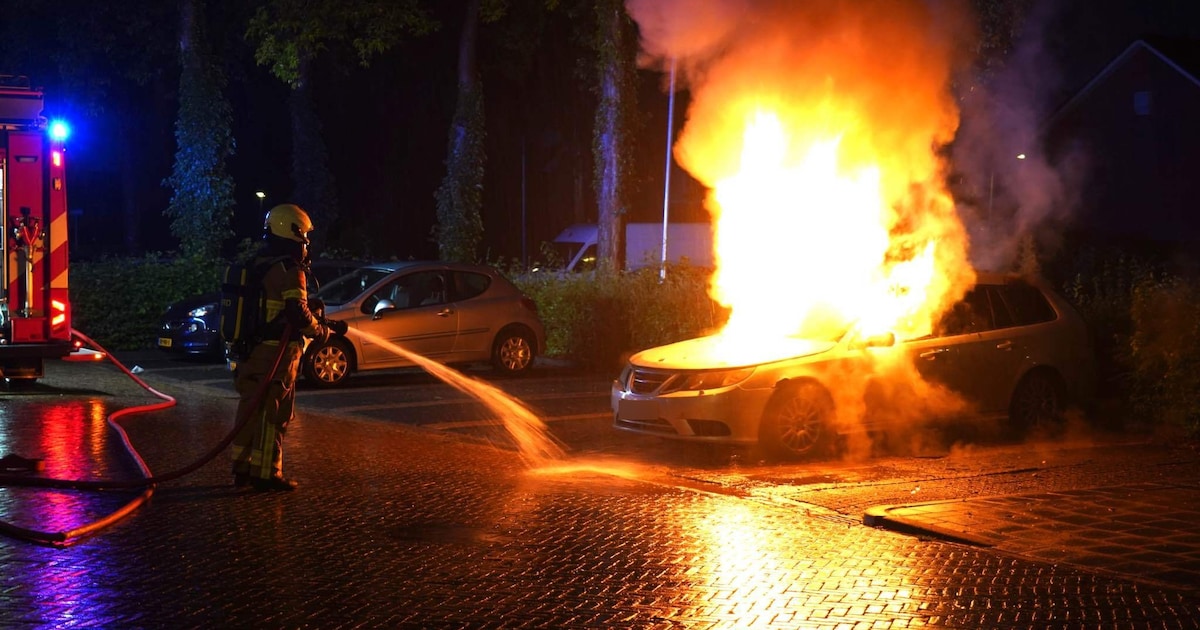 Auto brandt volledig uit aan de Oosterbroekstraat in Assen