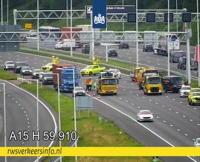 Vijf voertuigen betrokken bij ongeluk op A15, 30 minuten vertraging voor verkeer