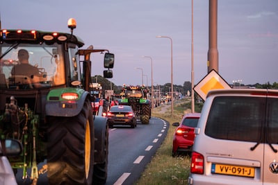 Protestactie met tientallen trekkers op A28 zorgt voor lange file