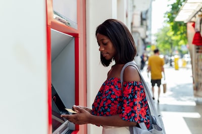Geld pinnen op vakantie? Let op deze verborgen kosten, vooral in Spanje en Duitsland