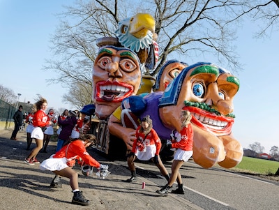 ‘Mé veul schik en un goei humeur’ trekt de optocht door Vinkel