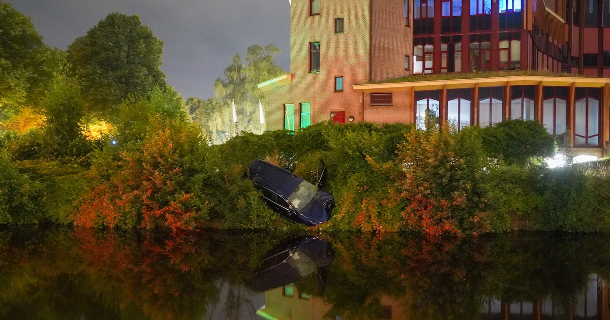 Auto belandt net niet in water bij eenzijdig ongeval in Coevorden