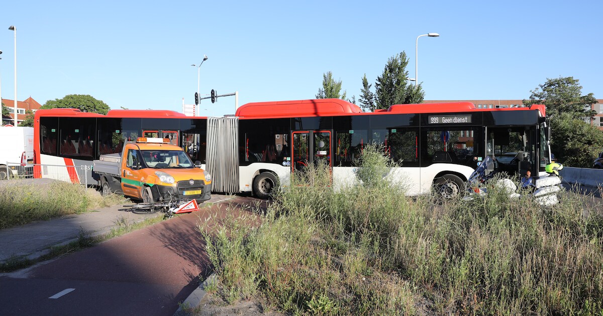 Buschauffeur rijdt zich klem op Vierlinghkade: schade aan twee ...