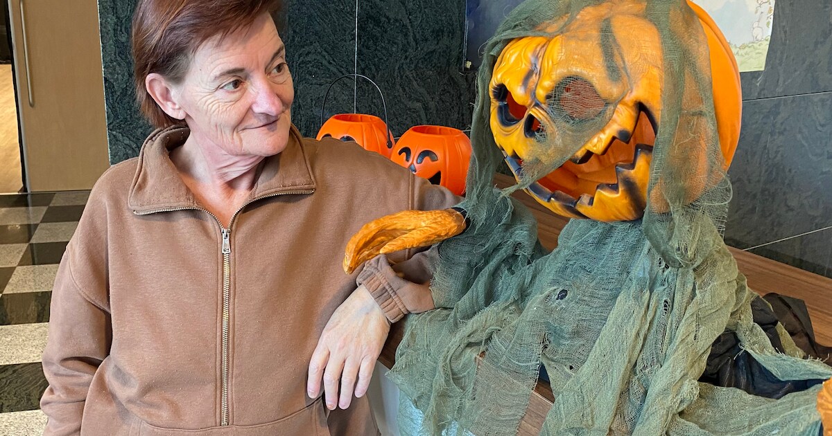 Stichting Maak ons Blij van Ragaël presenteert zich tijdens Halloween ...