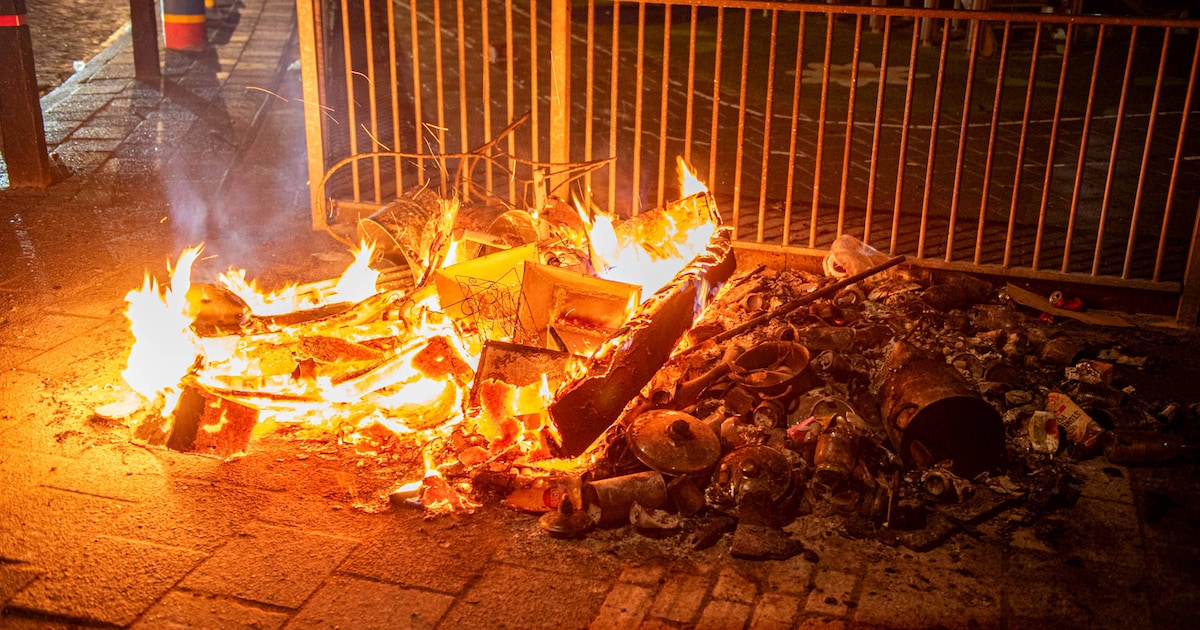 Afvalbrand tegen schoolhekwerk in Winschoten