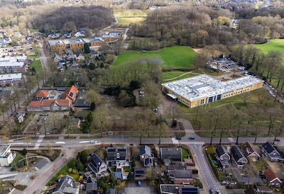 Parkeergarage, woningen en een parkje: renovatie van basisschool in Twello levert veel meer op