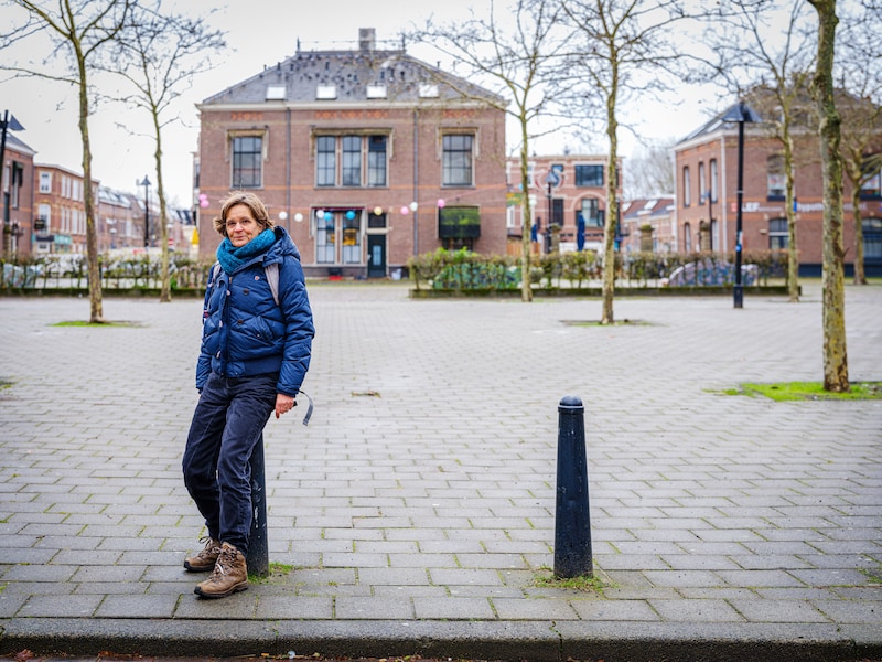 Volgens Wilma Berends is er op veel plekken winst te behalen door straattegels te vervangen door groen.