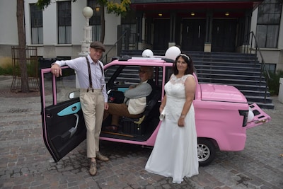 Kitty en Jan hadden na 16 jaar tóch een bruiloft: 'Met een roze tuktuk als trouwauto'