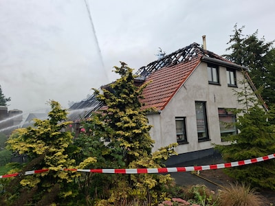 Bernd en Anette zien hun droomboerderij in vlammen opgaan: ‘2,5 jaar lang zat onze vrije tijd hierin