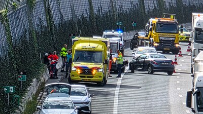 Rechterrijstrook op A16 richting Rotterdam dicht door ongeluk