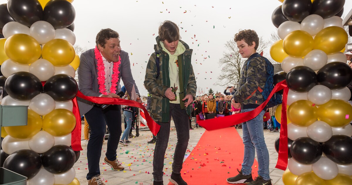 Gebouw Op de Boor en glas-in-lood raam onthuld op Bevrijdingsdag