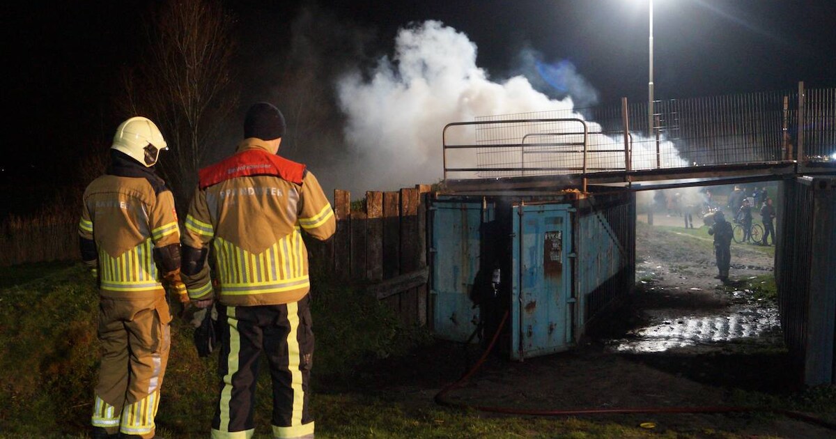 Brand in zeecontainer vol hout bij wielrenclub in De Westereen
