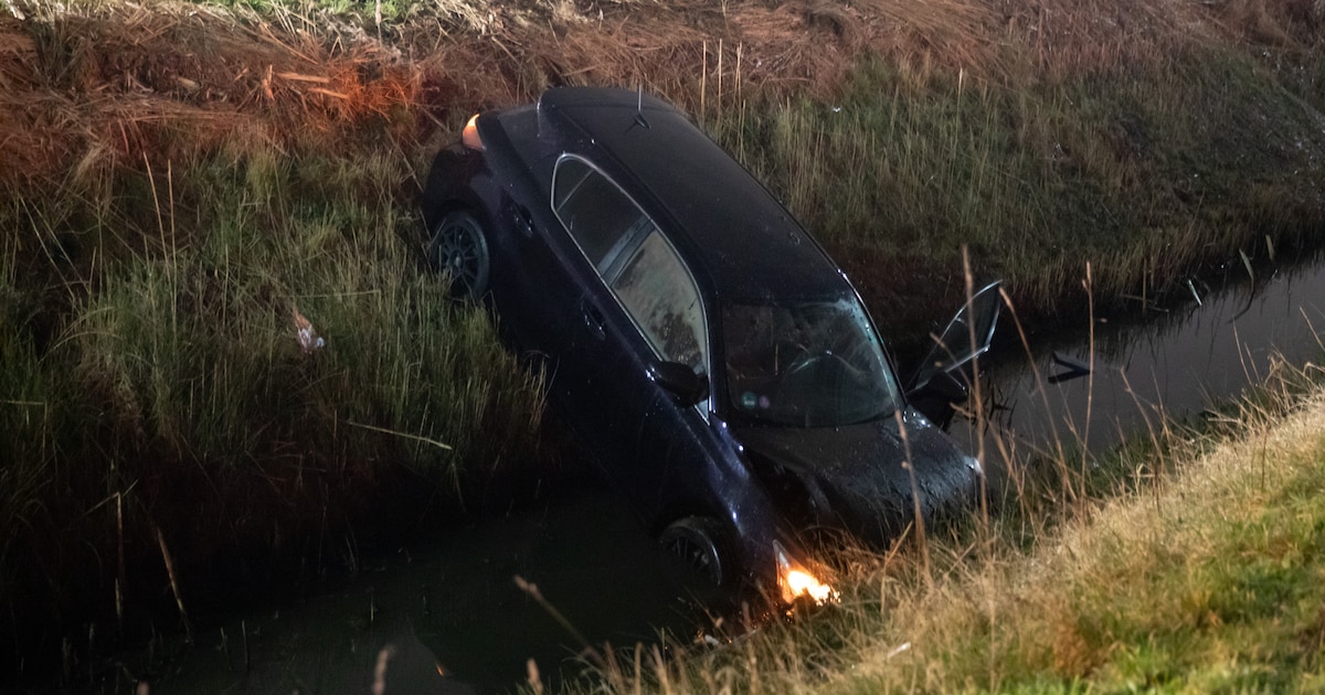 Man rijdt met auto over rotonde en belandt in sloot in Klundert: bestuurder naar ziekenhuis