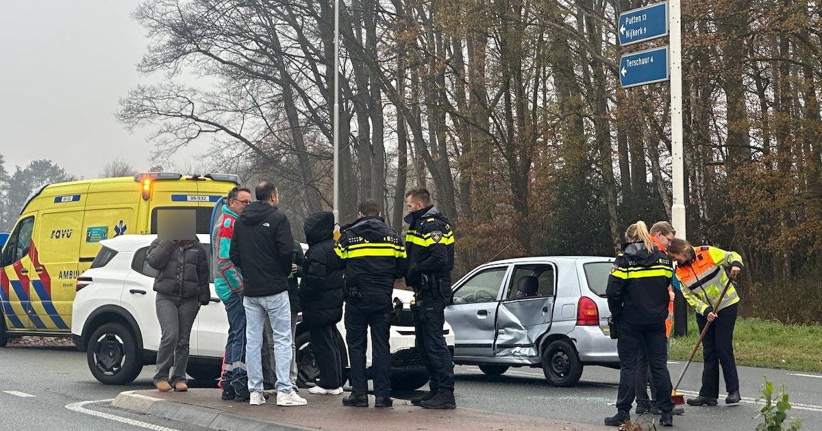 Veel schade na harde botsing op Zelderseweg in Terschuur