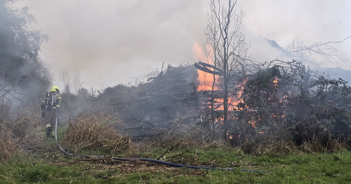 Berg met afval en hout aan 1e Mientlaan in Katwijk vat vlam