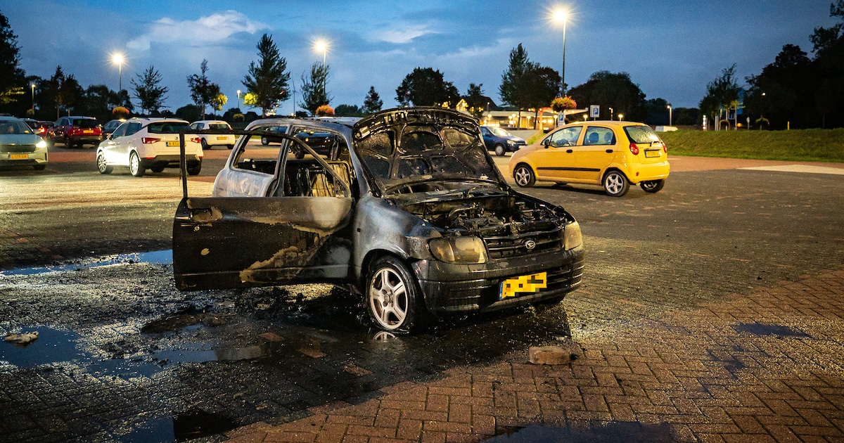 Auto volledig uitgebrand op parkeerplaats van Jumbo in Vierpolders