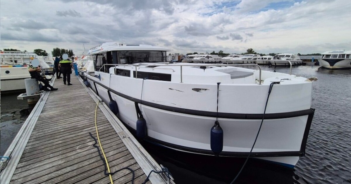 Man steelt gloednieuwe boot van 500.000 euro en ramt andere schepen, omstanders grijpen in