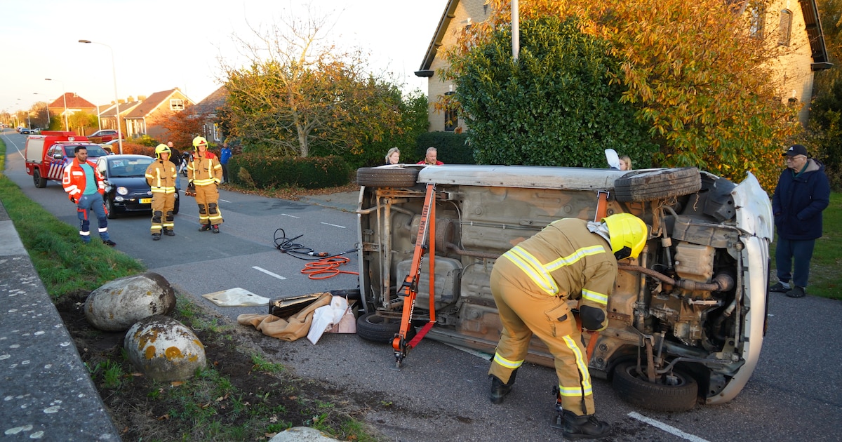 Auto belandt op zijkant na botsing tegen varkensrug in Berkel en Rodenrijs