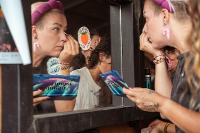 LIVE Lowlands | De festiviteiten kunnen wachten: Jenny zorgt op Lowlands eerst voor haar uiterlijk