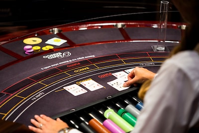 Casino employee asks for €1,000 advance before first day, but it doesn't go down well with her boss