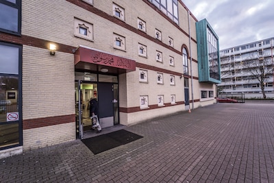 Rapporten liggen bij politie en geheime diensten: vier moskeeën slepen omstreden bureau voor de rech