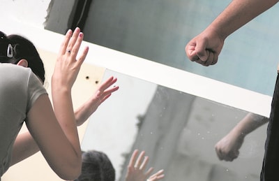 Celstraf en tbs voor narcistische Hagenaar die vrouw jarenlang mishandelde en eigen zoontje (7) bedr