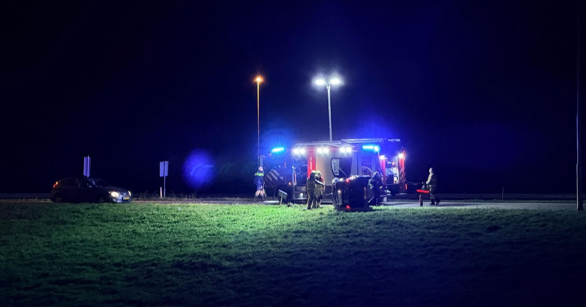 80-jarige vrouw belandt met haar voertuig op zijkant op A50 bij Veghel: ‘Ze nam de bocht te krap’