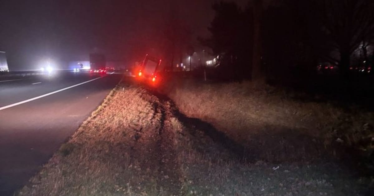 Vrachtwagen kantelt op de A2, file tussen Valkenswaard en Weert loopt op