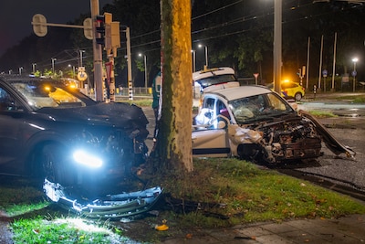 Inzittenden auto slaan op de vlucht na zware crash tegen boom op Beneluxlaan in Utrecht