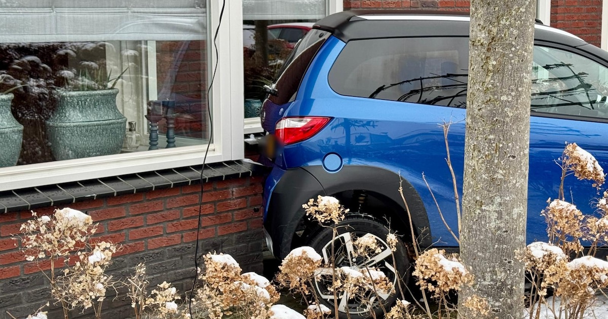 Brommobiel rijdt tegen gevel van woning in Andijk