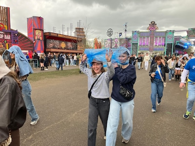 LIVE Paaspop | Klein beetje regen deert niet, regionaal orkest zorgt voor lange rijen