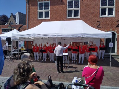 Muzikale traktatie voor winkelend publiek: korenfestival Hoeksche Waard viert lustrumeditie