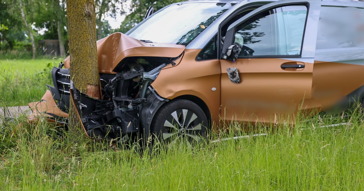 Bestelbus en personenauto botsen op kruising in Lunteren