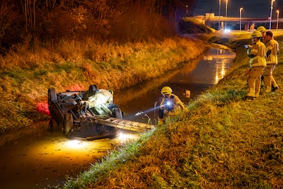 Auto op zijn kop in de sloot langs de A73, inzittende ongedeerd op de kant