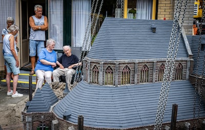 Na 25 jaar bouwen verhuist het levenswerk van Chris (91) uit de achtertuin: ‘Het was wel een beetje 