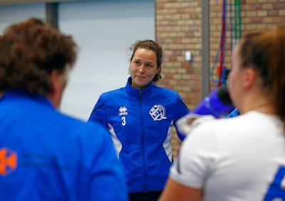 Volleybalster Lisette knokte zich terug na dubbele hernia, nu debuteert ze in derde divisie: ‘Ik had de jackpot’