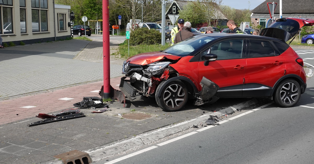Grote schade na ongeluk op N9 bij Sint Maartensvlotbrug