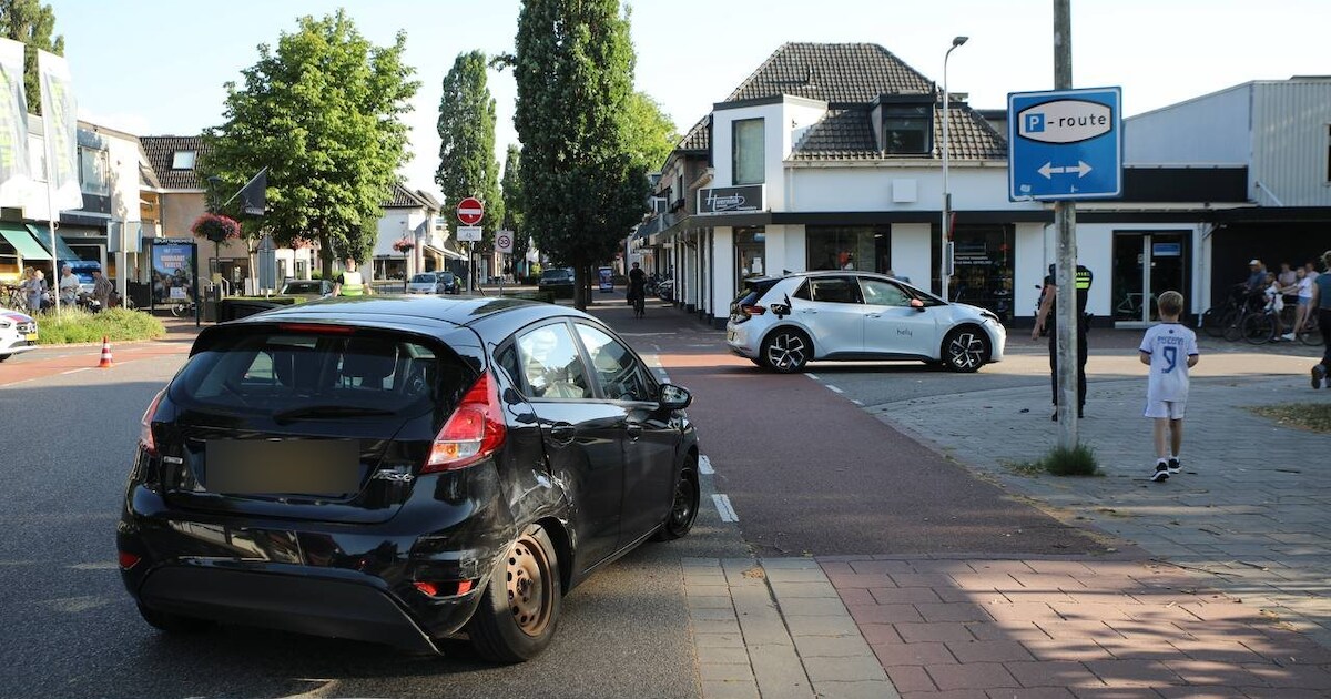 Twee auto’s in botsing op kruising in Vaassen