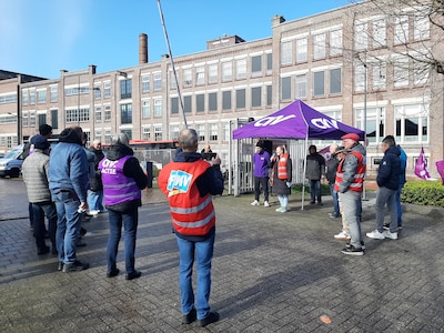Weer stakingen bij Veenendaalse fabriek, medewerkers ontvangen Britse ceo met spandoeken: ‘Ben, help