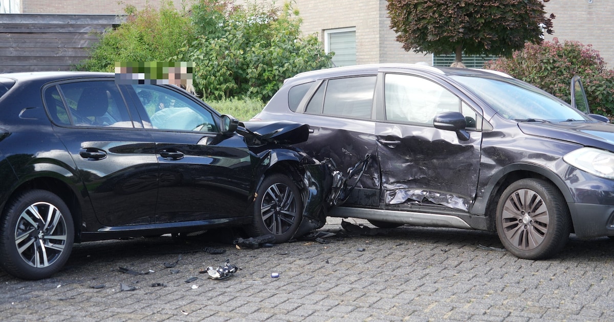 Twee auto's botsen op kruising in Dedemsvaart