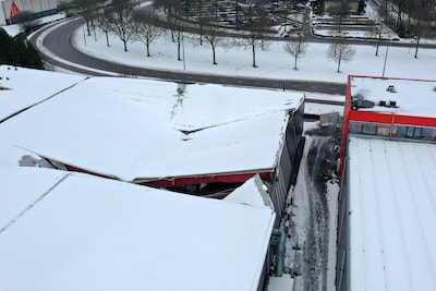 NS rijdt morgen wéér volgens afgeschaalde dienstregeling, foto’s tonen enorme scheuren in dak Hal22