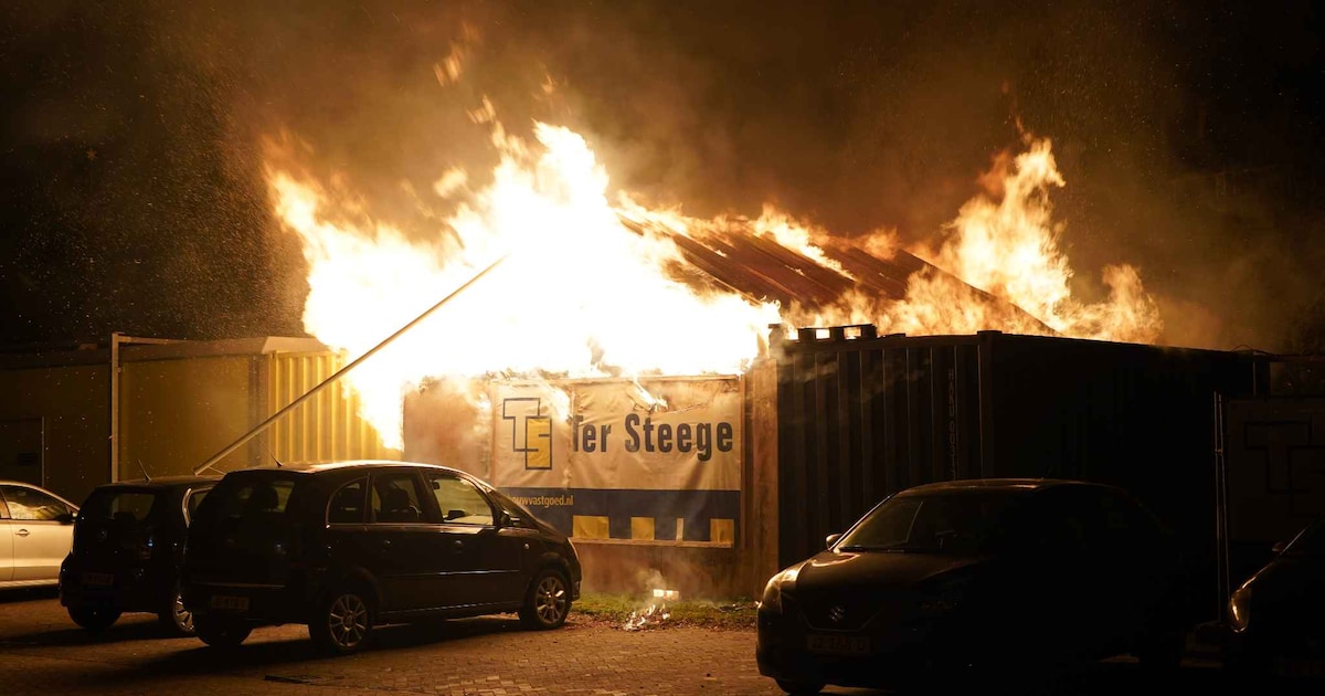Opslagloods volledig verwoest door felle brand op Pottingastraat in Hoogeveen
