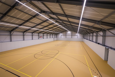 In drie maanden uit de grond gestampt: dit is de nieuwe sporthal van ‘sportdorp’ Woudenberg