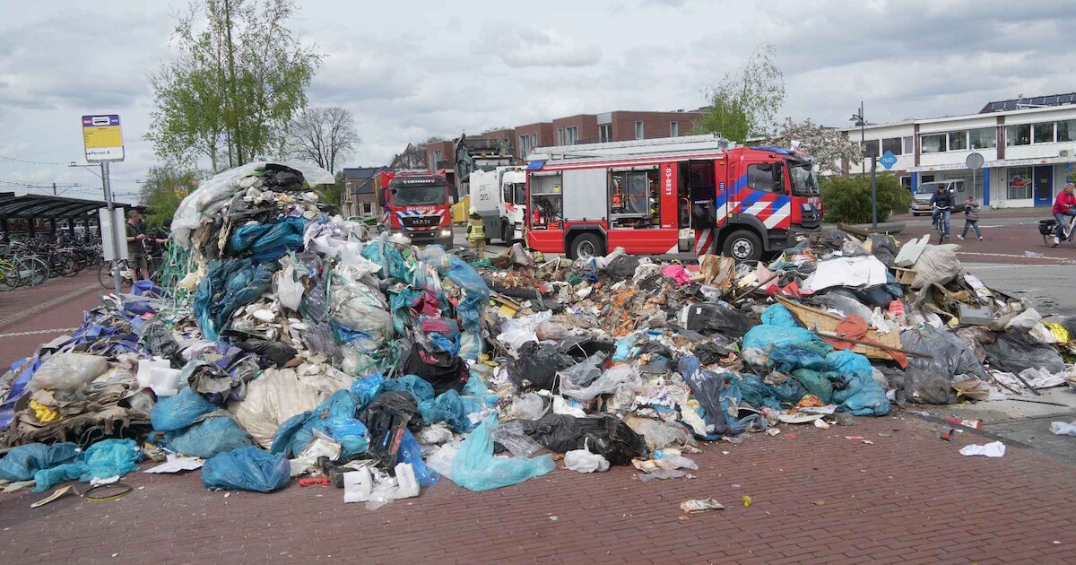 Vuilniswagen dumpt lading afval op het Stationsplein in Coevorden vanwege brand