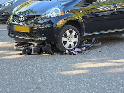 Fietser belandt onder auto bij ongeluk in Ede
